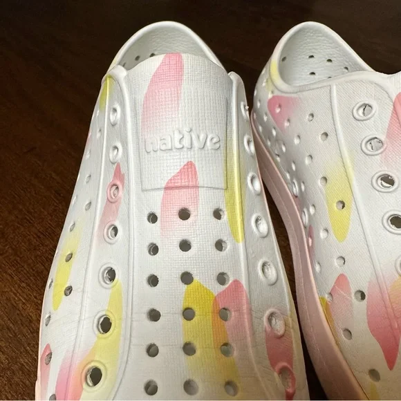 Native Jefferson Girls Shoes Milk Pink & White Slip On Size 2 Youth Waterproof - Picture 5 of 11